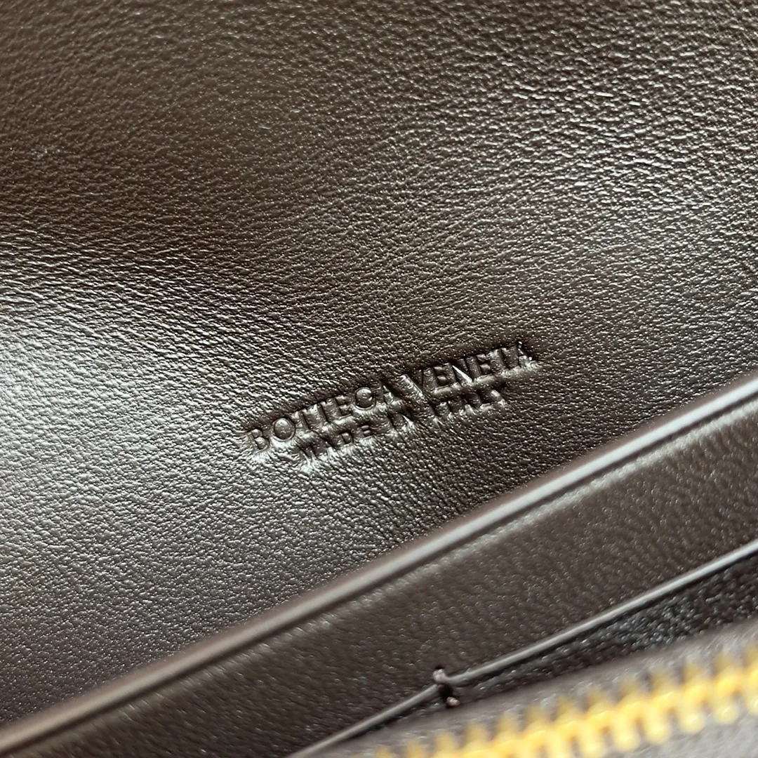 Batch 1160 BV Andiamo clutch wallet is super high-end🤎🤎How come the long clutch bag is so exquisite~ The braided style bag surface paired with all-copper hardware is really warm and high-end. The bag body is super light and can be grabbed easily! It can store a lot of small items and large mobile phones ~ very practical for daily use. Style number: 741504 Size: 19*11.5*3